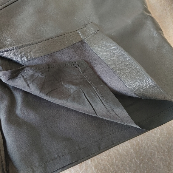 Danier Skirt in💯% genuine leather - Picture 4 of 10